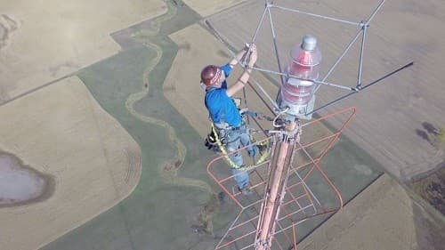  Kevin Schmidt saat memanjat menara setinggi  457,2 meter (Foto:Istimewa)