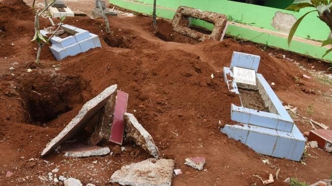 Makam Sesepuh Bukit Bungkul Dibongkar, Tali Pocong Diambil (Foto:Istimewa)