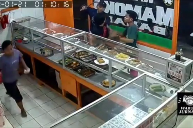 Potongan video aksi begal yang terjadi di Warteg (istimewa)
