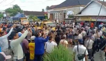 Massa di Desa Sumberagung Anarkis (Foto:Istimewa)