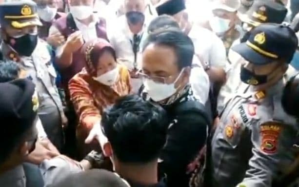 Menteri Sosial (Mensos) Tri Rismaharini marah-marah di depan umum (Foto: Tangkapan layar)
