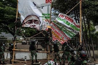 Penertiban Baliho Bergambar Rizieq Shihab (Foto: Istimewa)