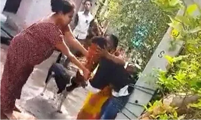Ibu oleskan bubuk cabai ke wajah anaknya yang pecandu narkoba (Foto:world of Buzz)