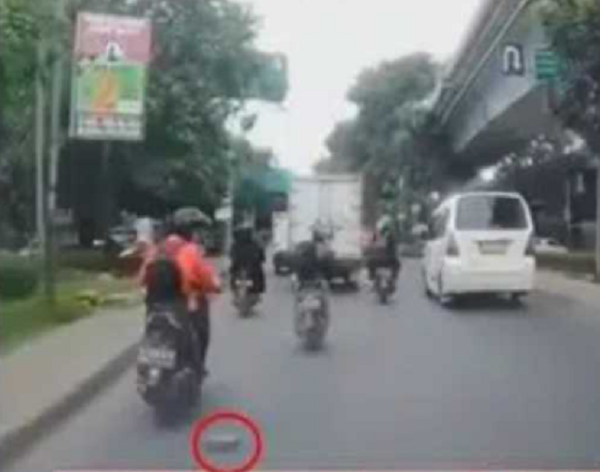 Pelemparan batu dari atas Flyover Kosambi (Foto:Instagram)
