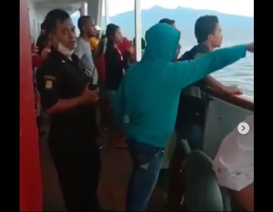 Situasi penumpang yang panik di KM Lambelu, setelah adanya ABK yang positif Covid-19.