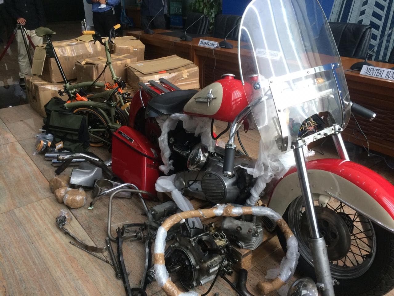 Harley Davidson dan sepeda Brompton yang diselundupkan dalam pesawat Garuda Indonesia (foto: Mata Indonesia)