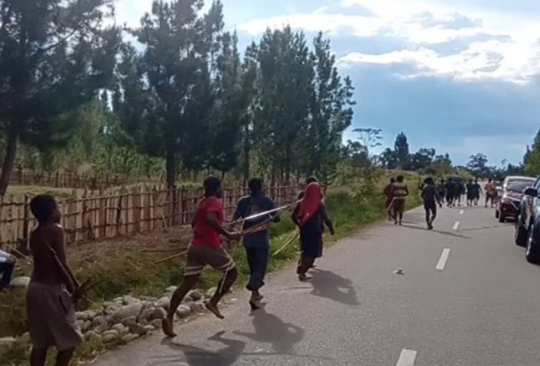 Perang! 16 Warga di Papua Kena Panah, Polisi Kibarkan Bendera Merah Putih