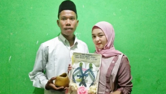 Pernikahan viral berikan mahar sandal jepit (foto:Istimewa)