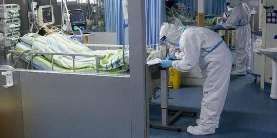 Petugas kesehatan sedang menangani pasien virus corona (Foto:Istimewa)