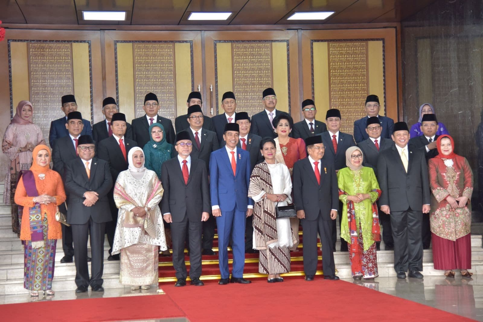 Presiden didampingi Ibu Negara dan Wapres berfoto bersama para pimpinan lembaga negara (Foto:Setkab)