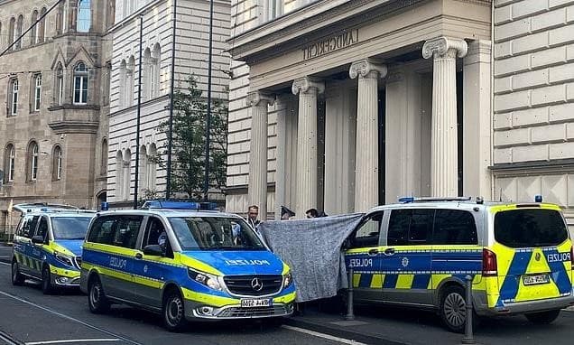 Potongan kepala manusia diletakan di depan geduang pengadilan di Jerman (Foto:newsneednews)