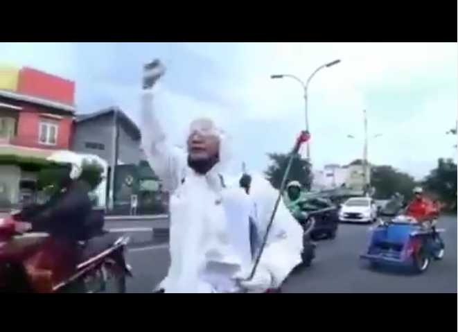 Viral! Pria Berhazmat Teriak Suruh Warga Keluyuran, Katanya: Kami Capek! (Foto: Istimewa)