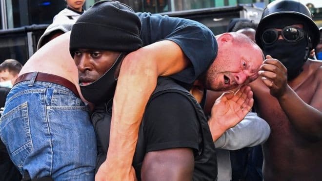 Patrick Hutchinson menyelamatkan pria kulit putih dari amukan massa (Foto:Istimewa)