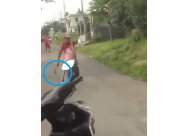 Viral Pria di Malang Ngamen Pake Celurit, Auto Diamuk Warga (Foto: Istimewa)