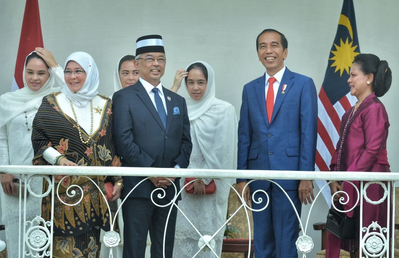Presiden Joko Widodo (Jokowi) didampingi Ibu Negara Iriana Joko Widodo menerima kunjungan Raja Malaysia bersama keluarganya di Istana Kepresidenan Bogor, Jawa Barat, Selasa (27/8) siang. (doc: setkab.go.id)