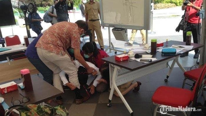 3 Aksi Sujud Nangis Wali Kota Risma yang Viral (Foto: TribunMadura)