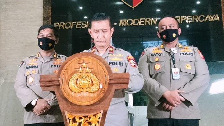 (Tengah) Karo Penmas Divisi Humas Polri Brigjen Pol. Rusdi Hartono (Foto: Hastina/REQnews)