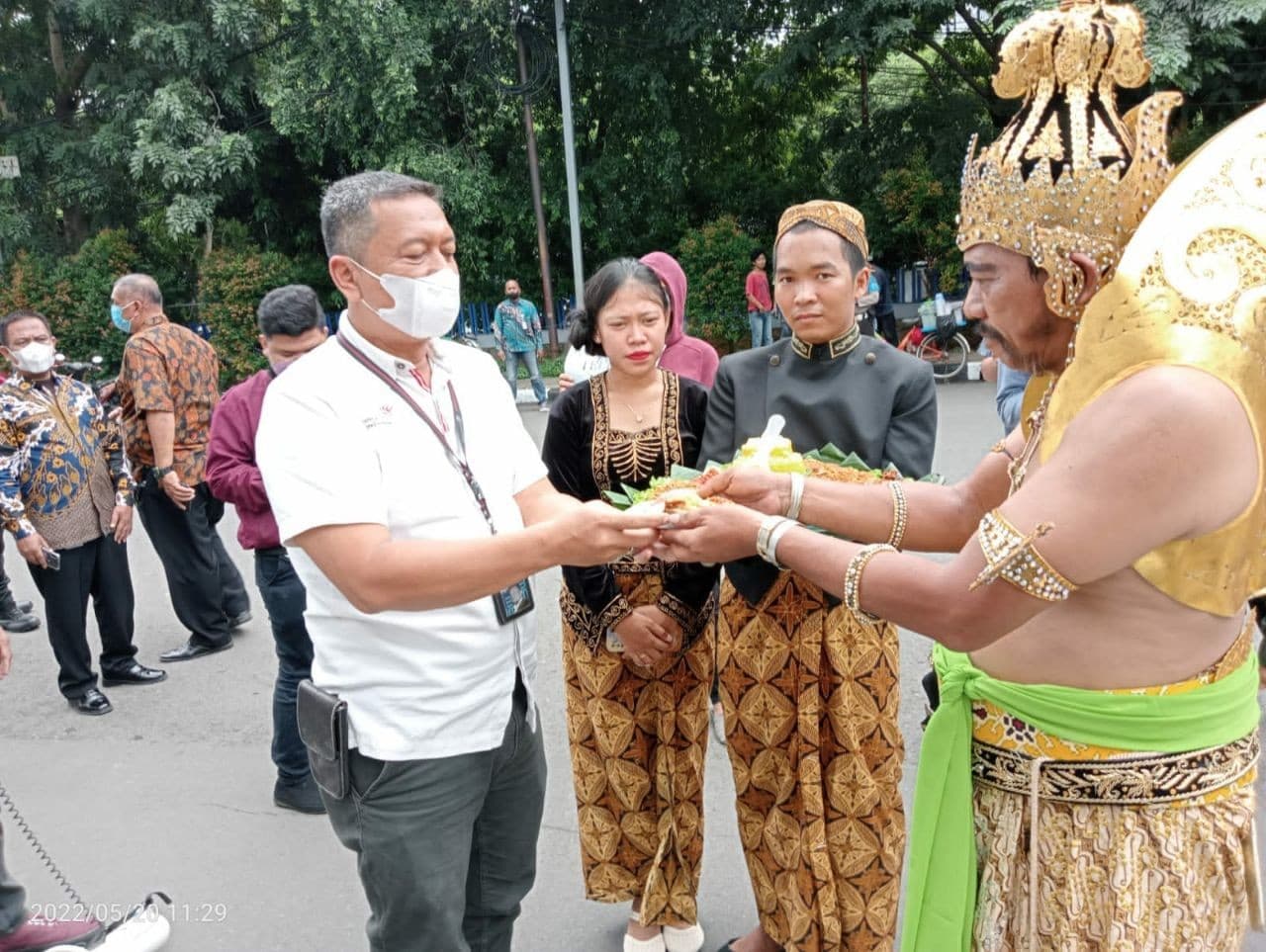 Penyerahan tumpeng ke PT Telkom Indonesia dari SPKR
