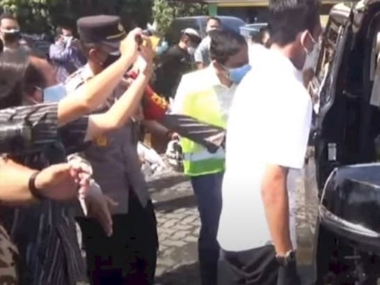 Sosok polisi yang halangi Gibran masuk mobil Luhut Binsar mendadak jadi sorotan. (Foto: Istimewa)