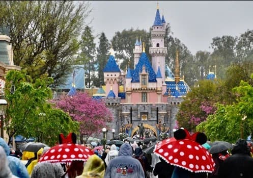 Tempat vaksinasi Covid-19 unik di dunia, salah satunya Disneyland Resort California. (Foto: www.ocregister.com)