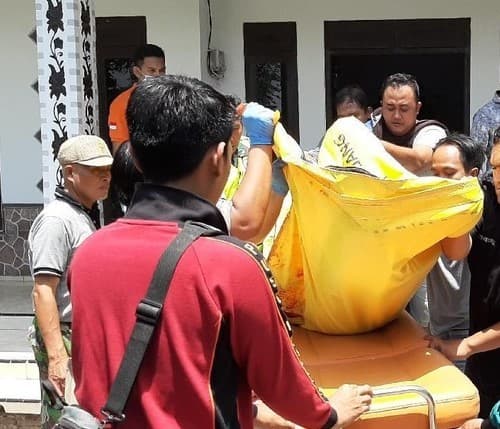 Jasad Slamet usai kepergok perkosa istri orang (Foto: Istimewa)