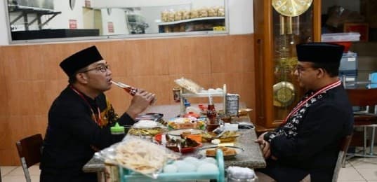 Foto Anies Baswedan duduk santai bareng Ridwan Kamil mendadak viral. (Foto: Istimewa)