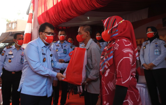 Rutan Kelas I Tangerang bagikan paket sembako (Foto: Humas Rutan Kelas I Tangerang)