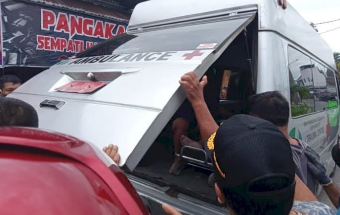 Warga menggotong jenazah Denny Siregar (Foto: Istimewa)