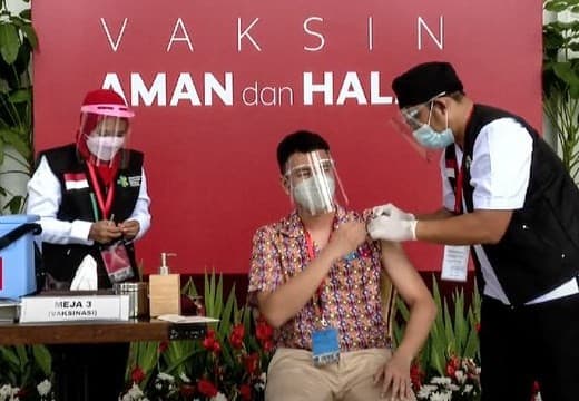 Raffi Ahmad disuntik vaksin Covid-19