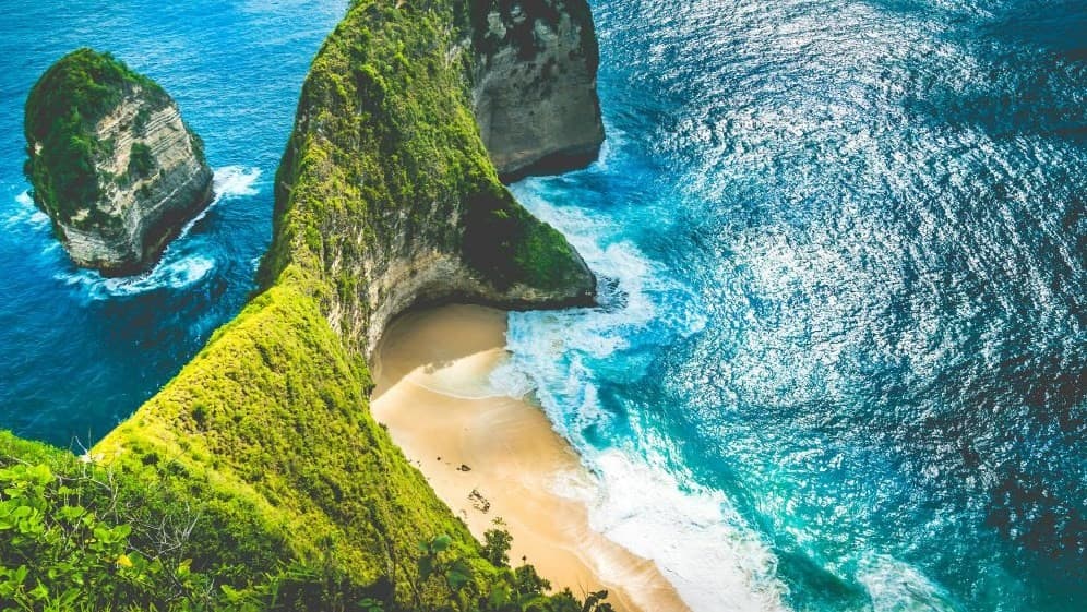 Pantai Kelingking jadi salah satu dari tiga pantai di Indonesia yang masuk daftar pantai terbaik se-Asia tahun 2021. (Foto: Pegipegi.com)