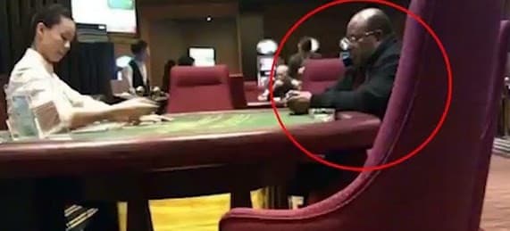 Sosok pria diduga Gubernur Papua Lukas Enembe sedang bermain judi