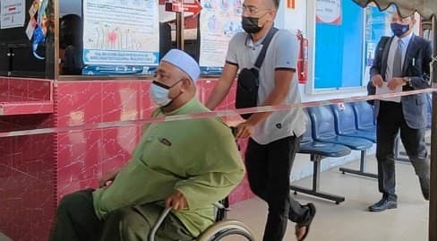 Nasib Dokter Jamnul Azhar berakhir tragis gegara postingannya soal Sinovac di Facebook. (Foto: Oriental Daily) 