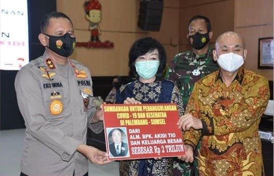 Keluarga Akidi Tio mewakili penyerahan sumbangan Rp 2 triliun. (Foto: Istimewa)