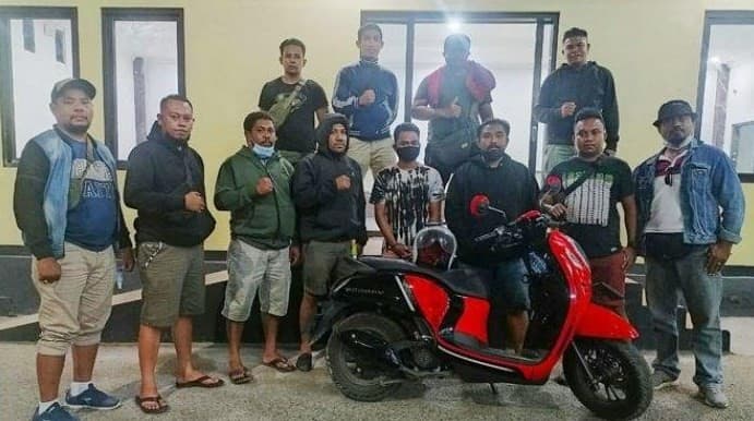 Oknum polisi melakukan aksi penjambretan. (Foto: Dok. Polres Kupang Kota)