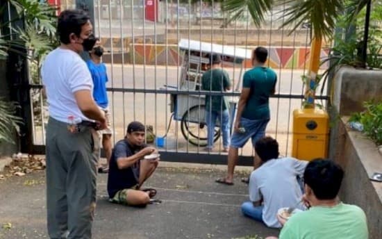 Sekelompok pasien Covid-19 asyik jajan bakso keliling. (Foto: Istimewa)