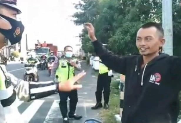 Pria viral yang mengaku punya kekuatan super di hadapan polisi. (Foto: Instagram)