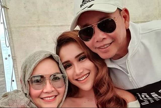 Keluarga Ayu Ting Ting datangi rumah admin akun haters. (Foto: Istimewa)