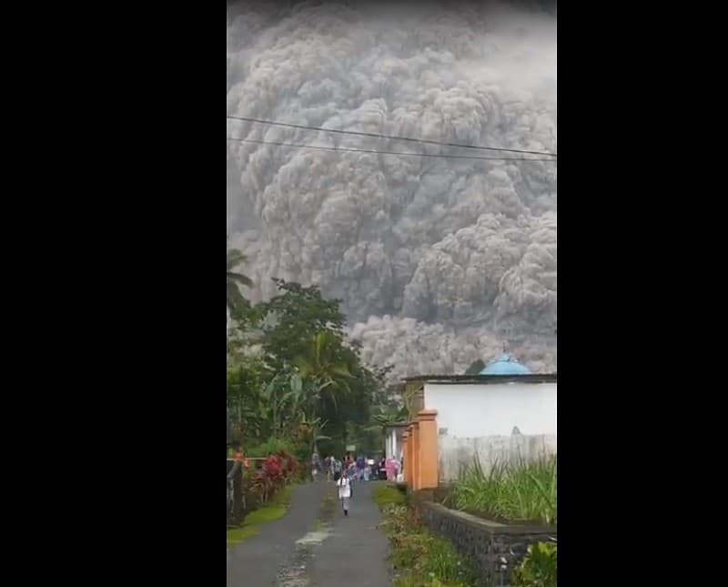 Situasi warga menyelamatkan diri dari letusan Semeru