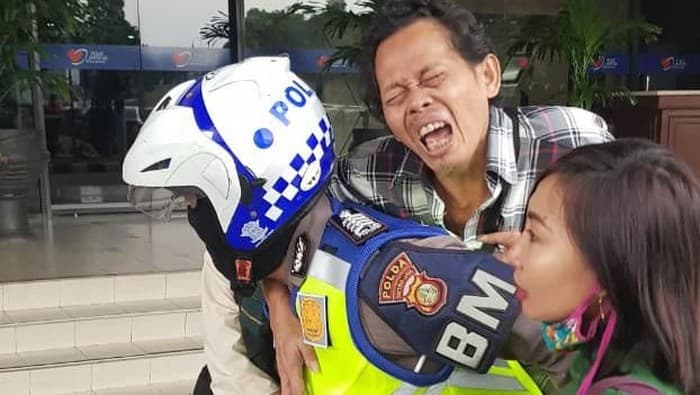 Viral! Aksi Heroik Polisi Berseragam Lengkap Gendong Pria yang Kena Serangan Jantung (Foto: Istimewa)