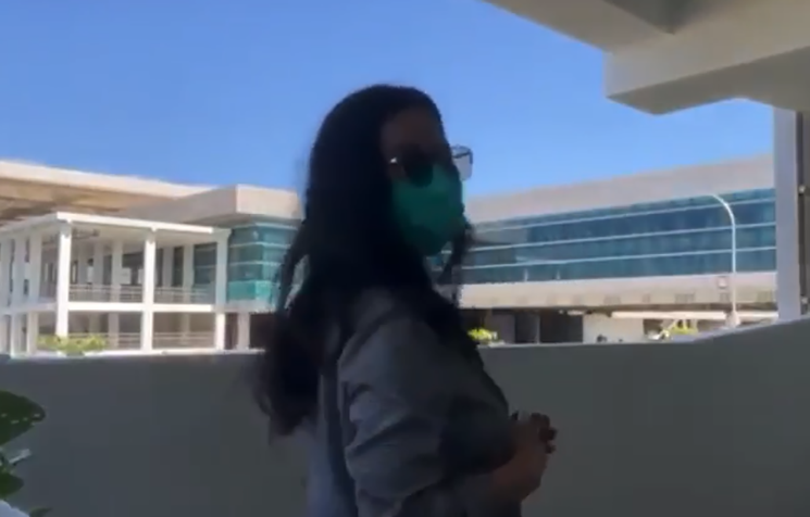 Siskaeee saat membuat konten di Bandara YIA (Foto: Tangkapan Layar)