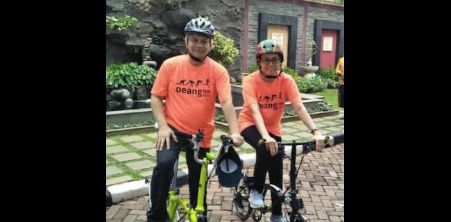 Sri Mulyani dan suaminya naik sepeda Brompton