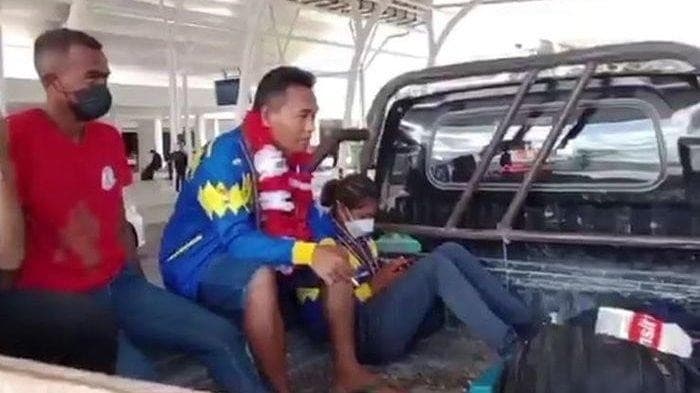 Susanti Ndapataka, atlet cabor muaythai peraih medali emas pertama di PON XX Papua untuk Provinsi Nusa Tenggara Timur (NTT), bersama pelatihnya, Angga Silitonga, saat dijemput di Bandara El Tari Kupang