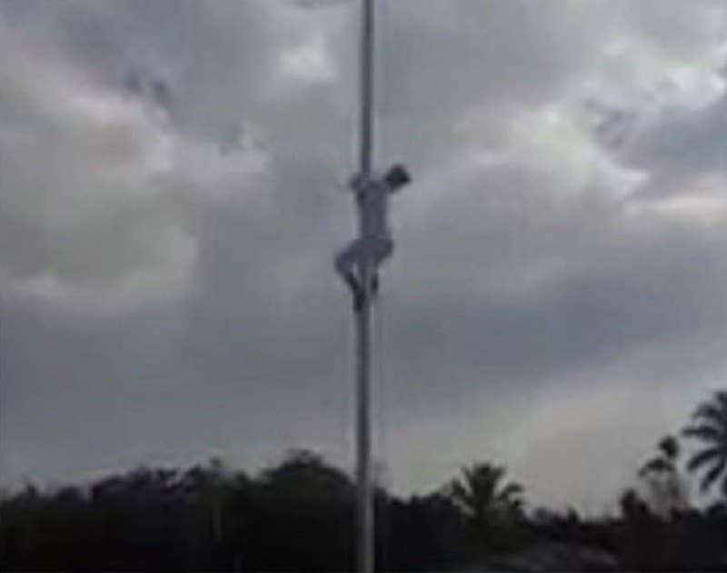 Kembali terjadi tali pengait bendera putus (Foto:Istimewa)