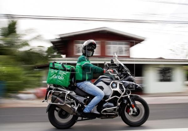 Thanun Khantatatbumroong, Pilot yang bergabung dengan GrabFood(Foto: Agencia EFE)