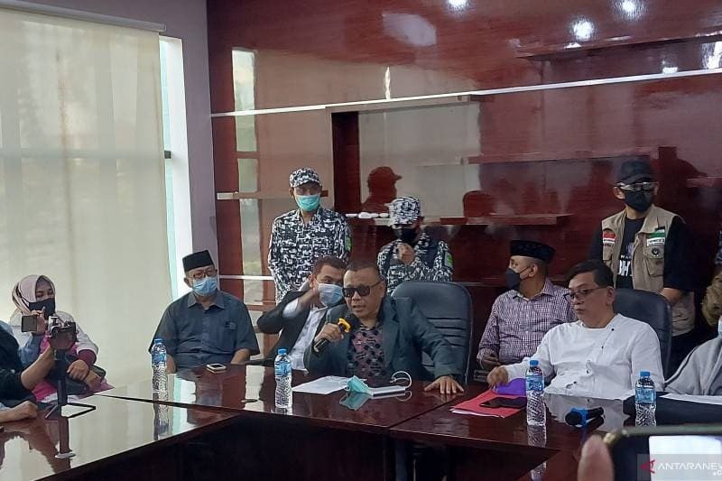 Tim kuasa hukum Rizieq Shihab menggelar jumpa pers terkait penetapan penahanan kembali kliennya oleh Pengadilan Tinggi DKI Jakarta di Matraman, Jakarta, Kamis, 11 Agustus 2021. (Foto: ANTARA/Yogi Rachman)
