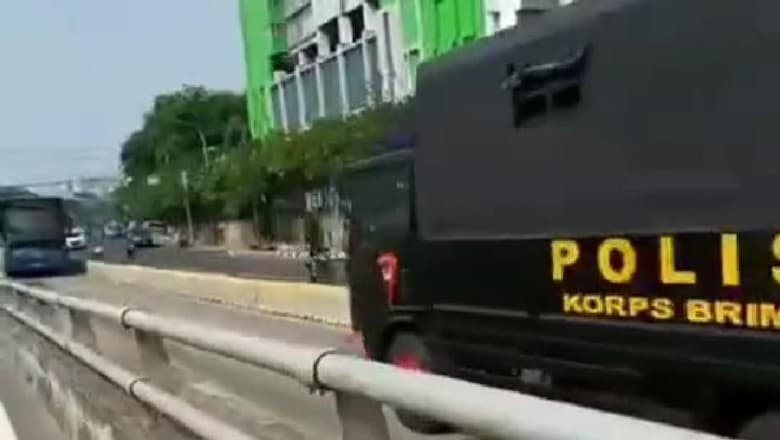 Truk Brimob lawan arah di jalur Transjakarta