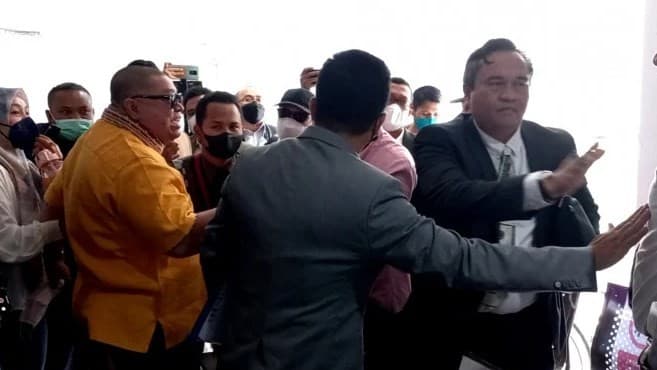Razman Arif Nasution labrak Dokter Richard Lee di pengadilan.