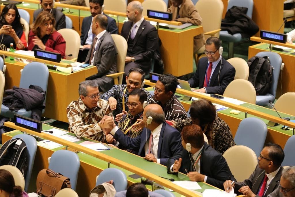 Wakil Tetap RI di PBB Dian Triansyah Djani mendapat ucapan selamat dari anggota delegasi (foto:kemlu)