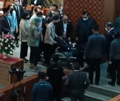 Wakil Ketua Banggar DPR RI Muhidin Mohamad Said dibawa dengan kursi roda usai terjatuh di ruang rapat (Foto:Istimewa)