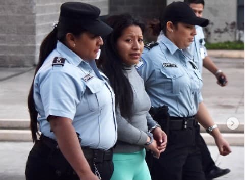 Perempuan El Salvador divonis 30 tahun penjara karena keguguran. 